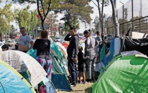 Comar informa a vecinos de la colonia Juárez sobre puntos de concentración de migrantes en CDMX